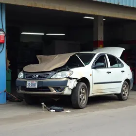 carro invade oficina mecânica em Araçatuba